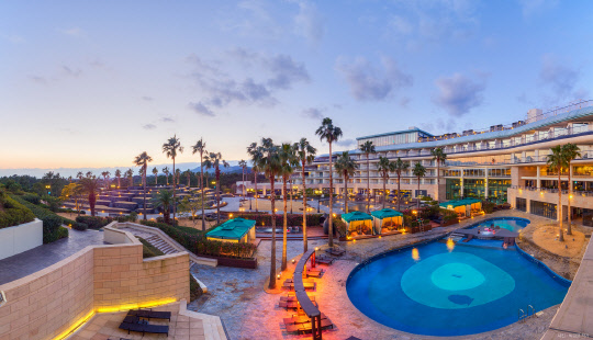 켄싱턴 제주 호텔이 서풍이 불기 시작하는 가을을 맞아 힐링 여행을 떠날 수 있는 '어텀 브리즈 패키지'를 제안한다. 색의 계절인 가을을 만끽하며 편안한 휴식을 즐길 수 있도록 했다. 민감해지는 가을 피부를 보호해줄 클라란스 베스트 트라이얼 4종 세트(10만원 상당)가 선물로 제공된다. 아침이나 점심 중 선택해 즐길 수 있는 뉴브런치도 포함된다. 켄싱턴 제주 호텔 제공